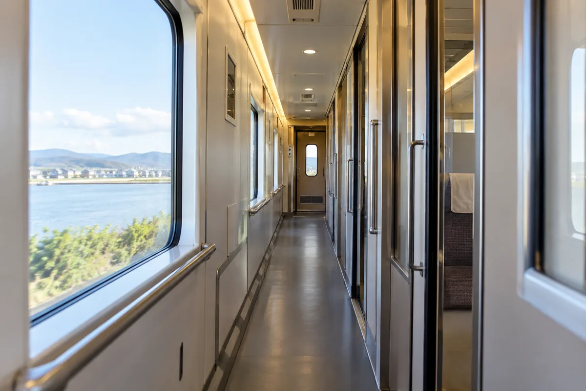 列車のデッキのイメージ
