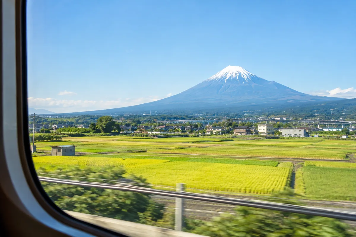 車窓から見える富士山のイメージ