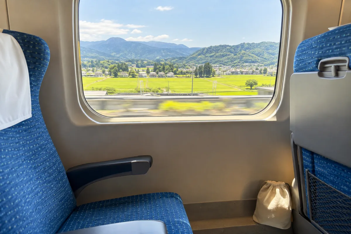 新幹線の車窓から見える田園風景のイメージ